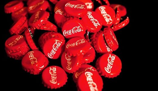 コカ・コーラのロゴに使用されているフォントは何？ロゴのもつ歴史とは？