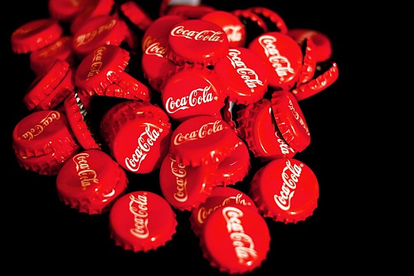 コカ コーラのロゴに使用されているフォントは何 ロゴのもつ歴史とは